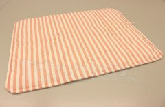 Pleny - Pratelná podložka - starorůžové pruhy na bílém podkladu Pratelná podložka - starorůžové pruhy na bílém podkladu
